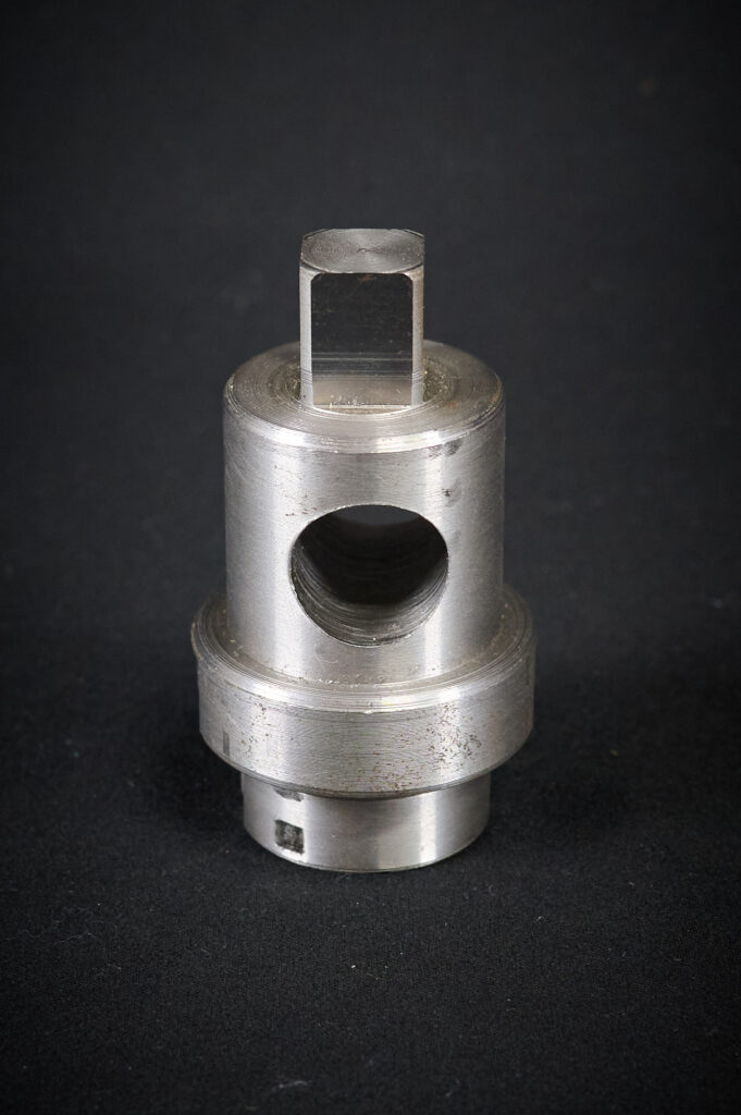 Ключ для американок 1 1/2″ — 1 1/4″ (квадрат + отверстие под вороток)
