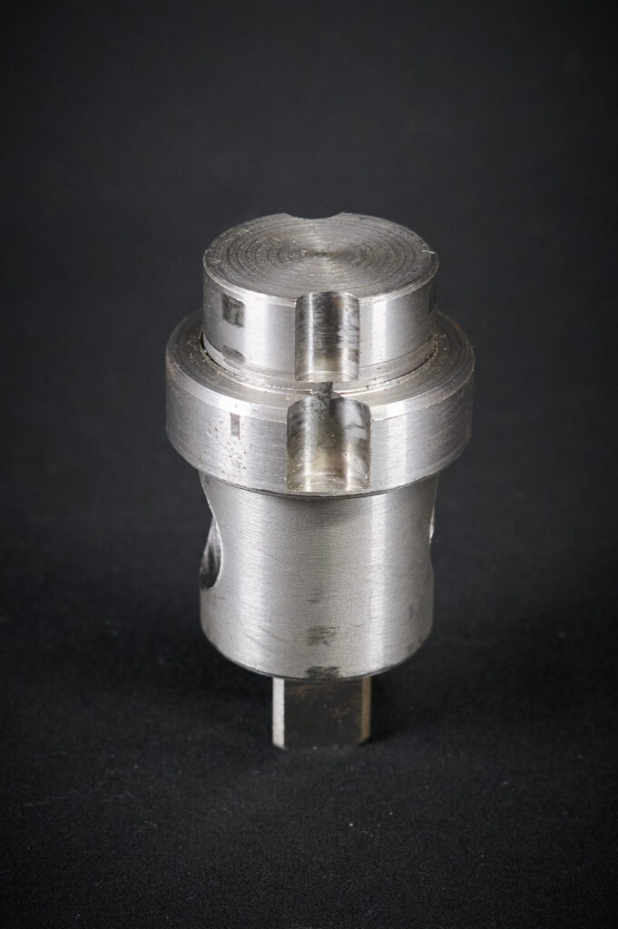 Ключ для американок 1 1/2″ — 1 1/4″ (квадрат + отверстие под вороток)
